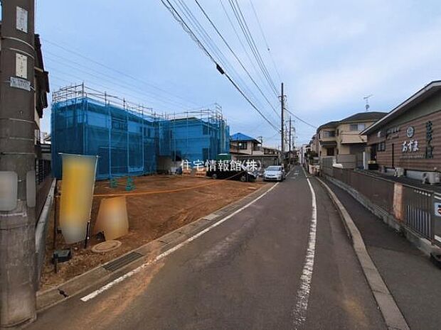 前面道路を含めた現地写真です。