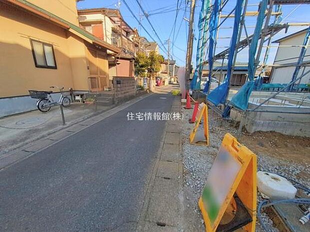 前面道路を含めた現地写真です。