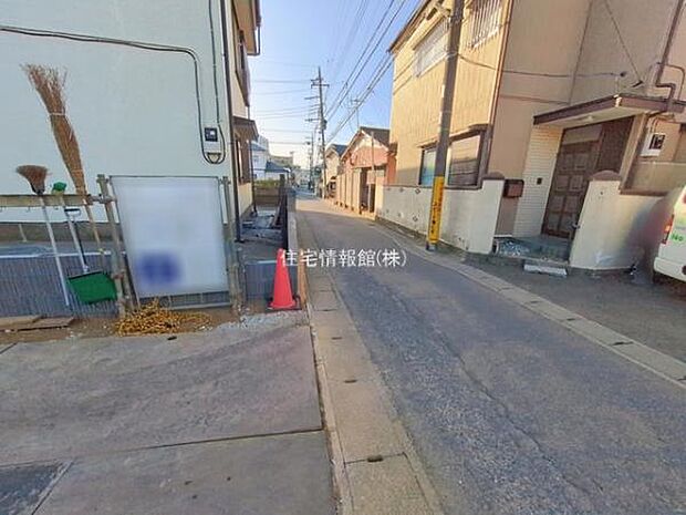 前面道路を含めた現地写真です。