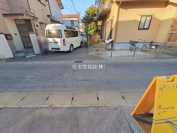 前面道路を含めた現地写真です。