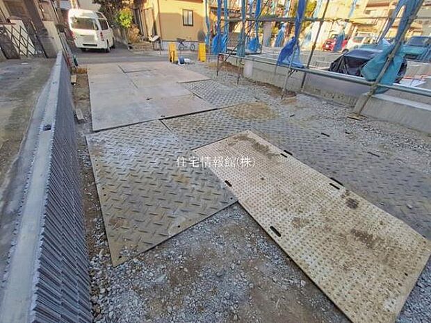 前面道路を含めた現地写真です。