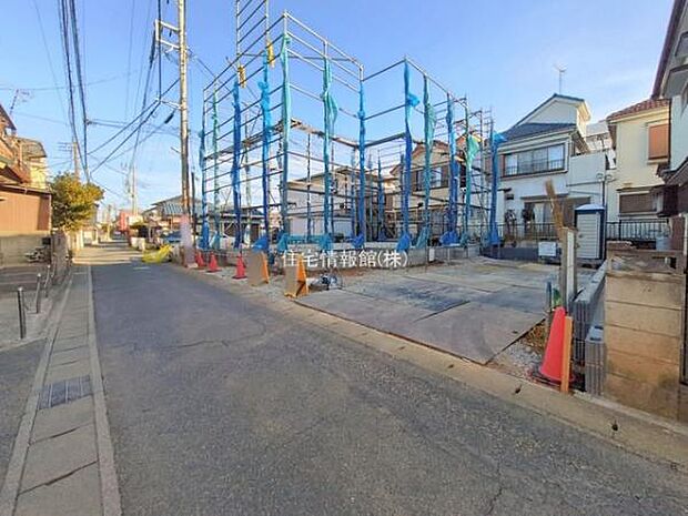 前面道路を含めた現地写真です。