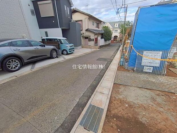 前面道路を含めた現地写真です。