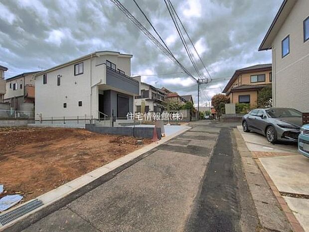 前面道路を含めた現地写真です。