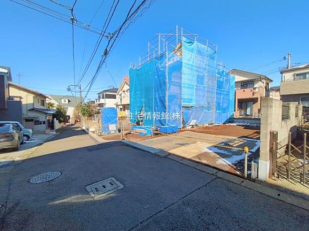 前面道路を含めた現地写真です。