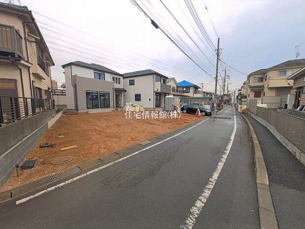 前面道路を含めた現地写真です。