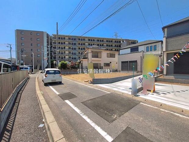前面道路を含めた現地写真です。