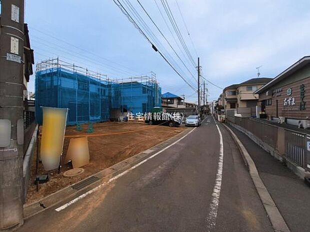 前面道路を含めた現地写真です。