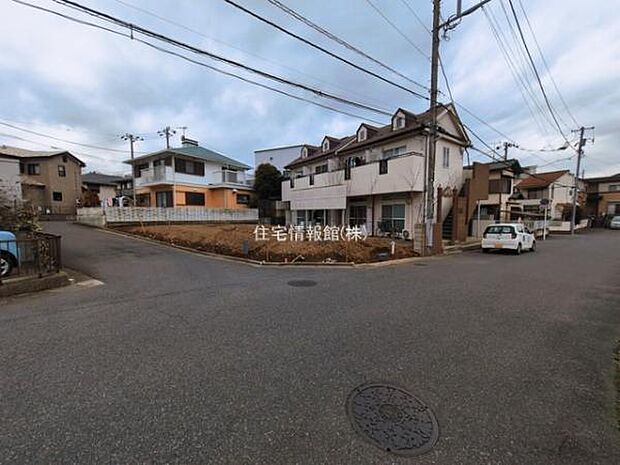 前面道路を含めた現地写真です。