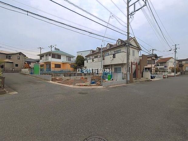 前面道路を含めた現地写真です。