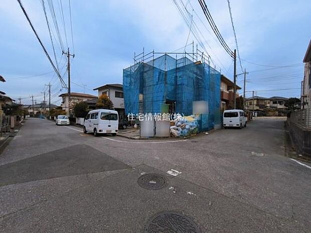 前面道路を含めた現地写真です。