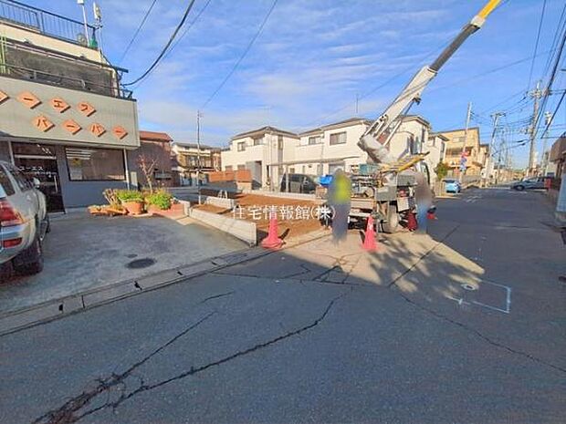 前面道路を含めた現地写真です。