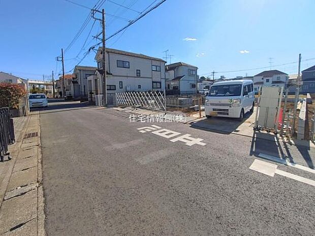 前面道路を含めた現地写真です。