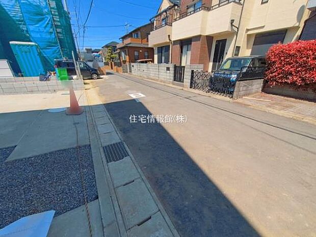 前面道路を含めた現地写真です。