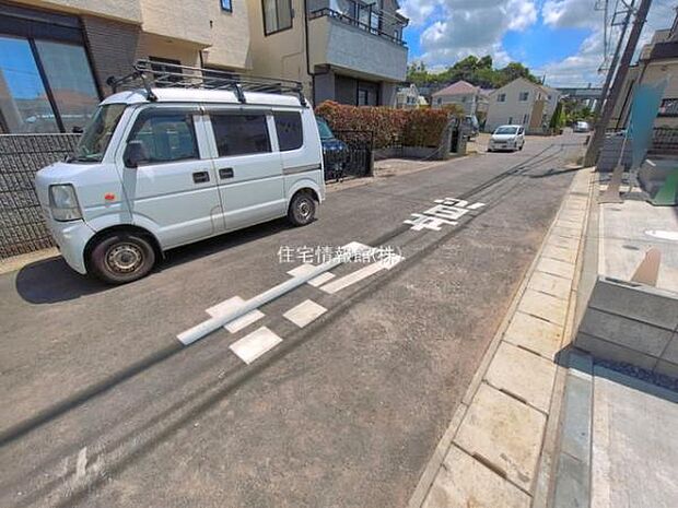 前面道路を含めた現地写真です。