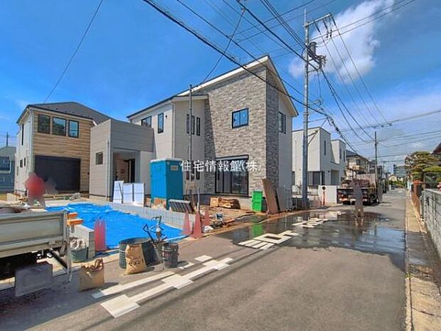前面道路を含めた現地写真です。