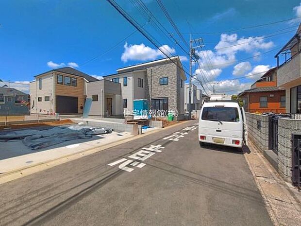 前面道路を含めた現地写真です。
