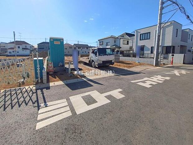 前面道路を含めた現地写真です。