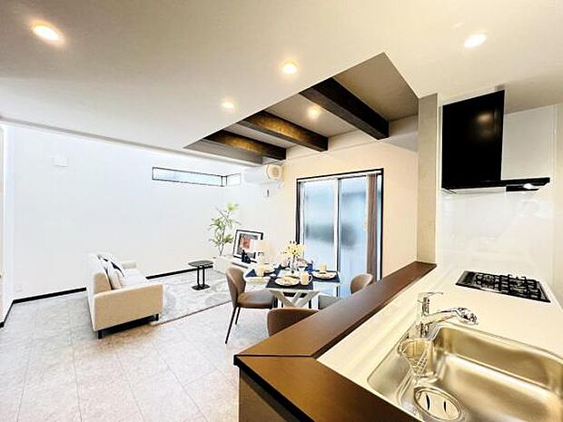 ご家族の温かい時間を演出するダイニングスペースです。