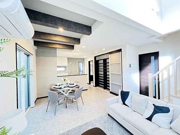 お食事中もキッチンと会話が楽しめるダイニングスペース。