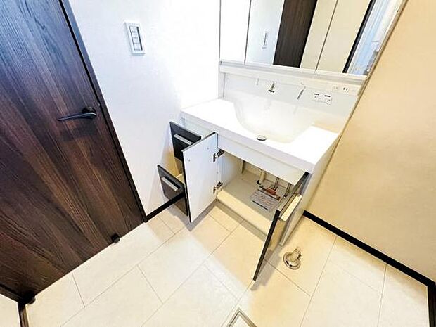 洗面化粧台です。朝の身支度から1日が始まります。