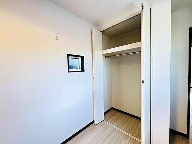 いつでもお部屋をスッキリお使い頂ける収納スペースを設置。