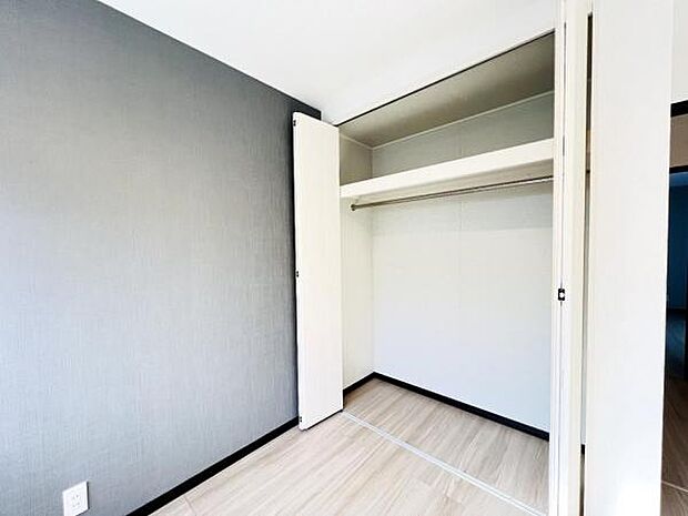 いつでもお部屋をスッキリお使い頂ける収納スペースを設置。