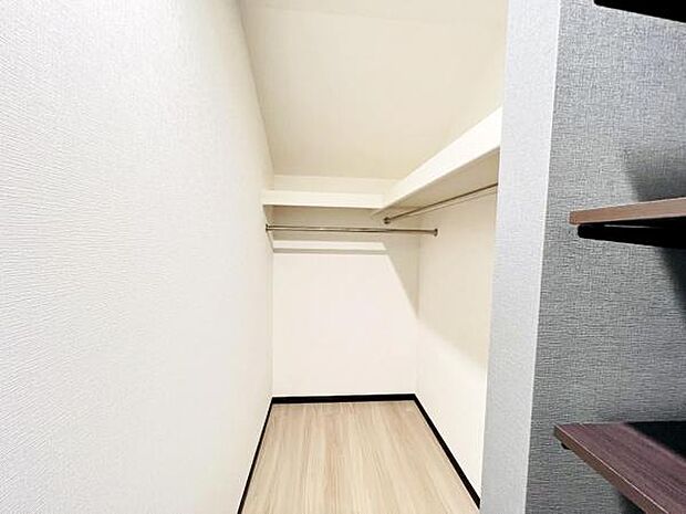 ウォークインクローゼットがあり収納スペースも豊富。季節物もスッキリ片付きそうです。