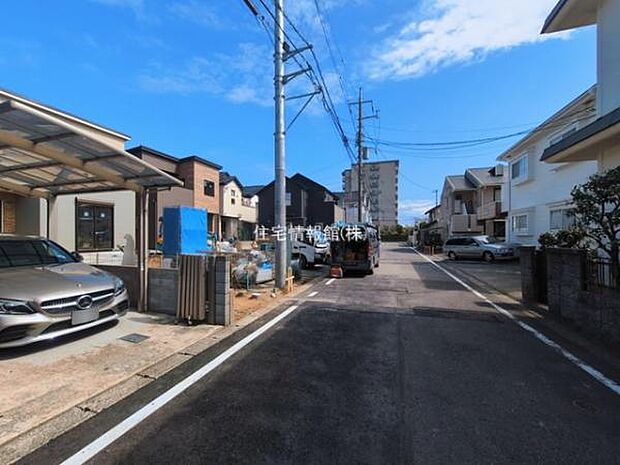 前面道路を含めた現地写真です。