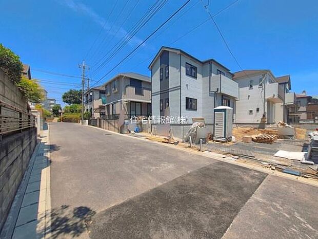 前面道路を含めた現地写真です。