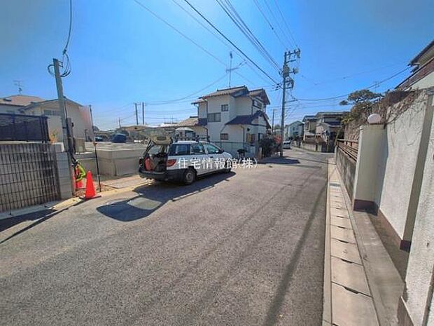 前面道路を含めた現地写真です。