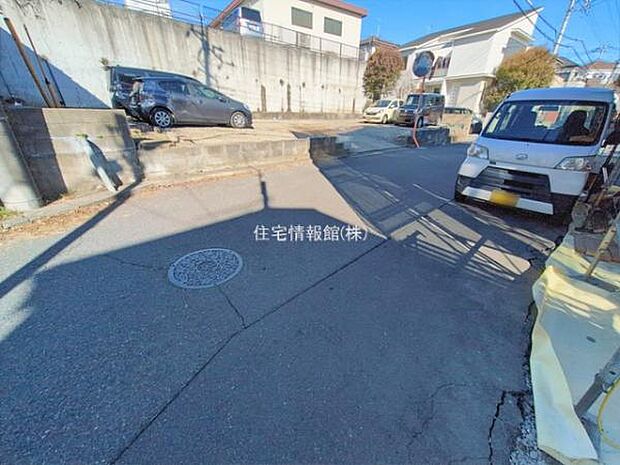 前面道路を含めた現地写真です。