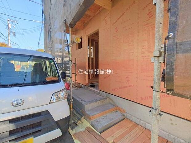 前面道路を含めた現地写真です。