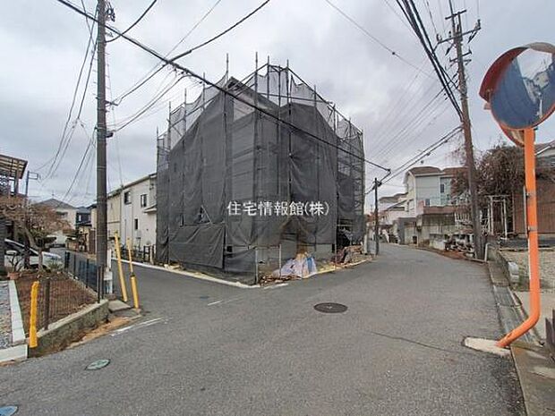 前面道路を含めた現地写真です。