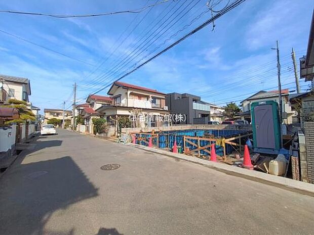 前面道路を含めた現地写真です。