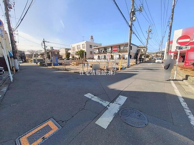 前面道路を含めた現地写真です。