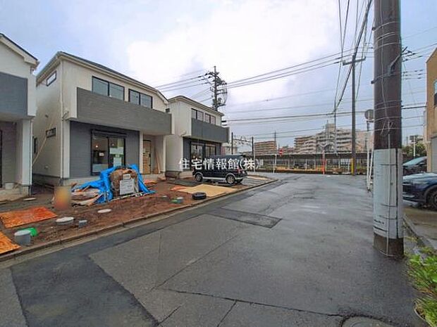 前面道路を含めた現地写真です。