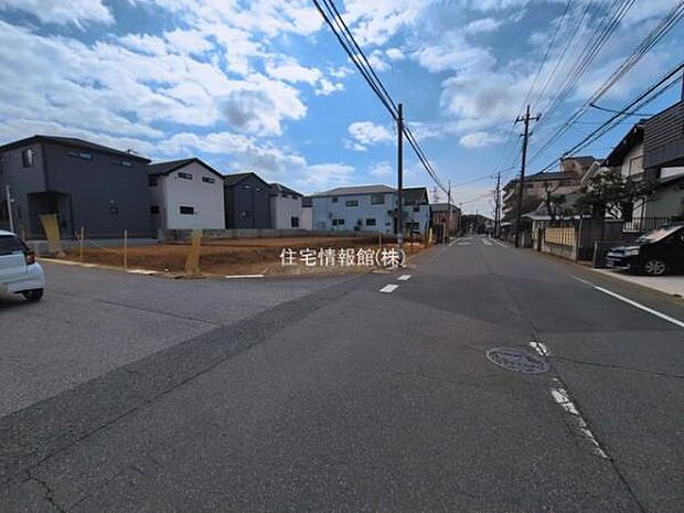 前面道路を含めた現地写真です。