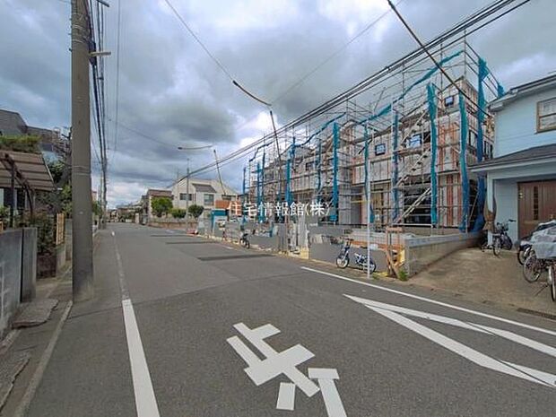 前面道路を含めた現地写真です。