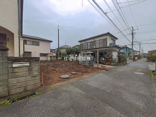 前面道路を含めた現地写真です。