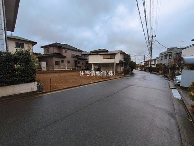 前面道路を含めた現地写真です。