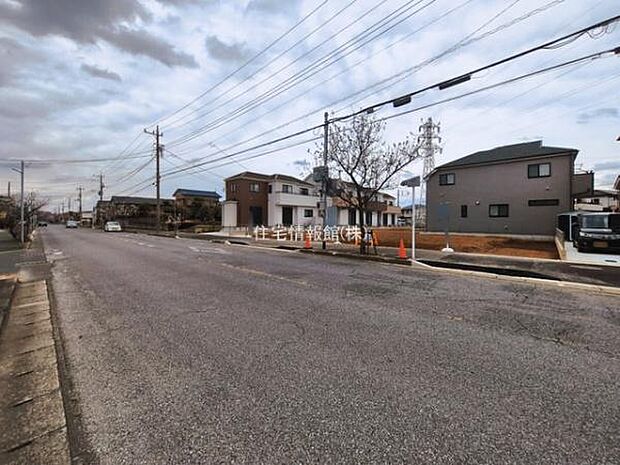 前面道路を含めた現地写真です。