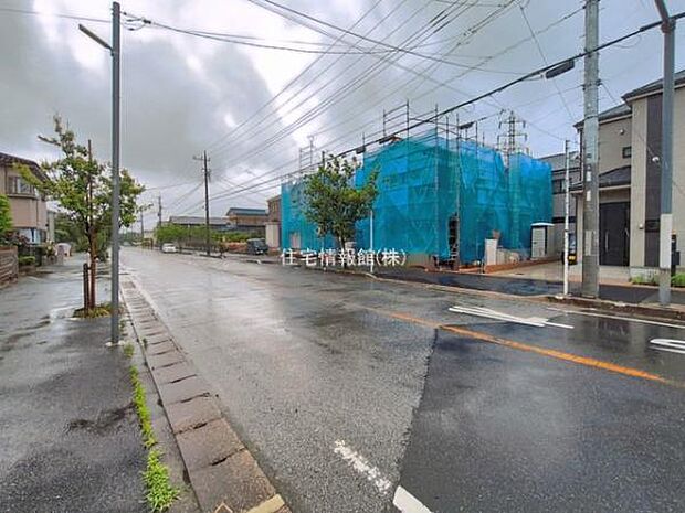 前面道路を含めた現地写真です。