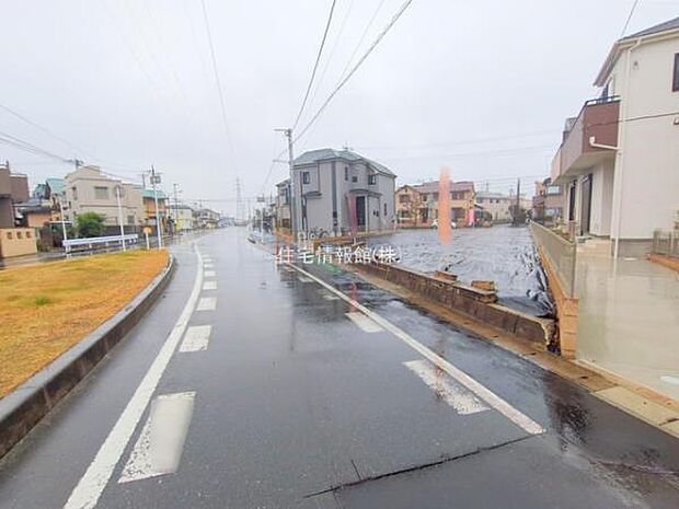 前面道路を含めた現地写真です。
