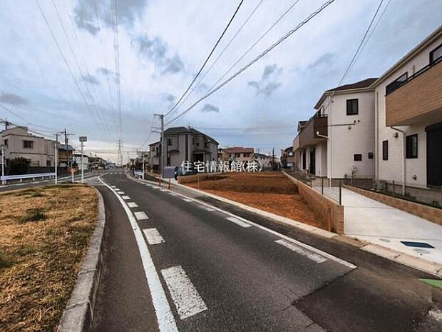 前面道路を含めた現地写真です。