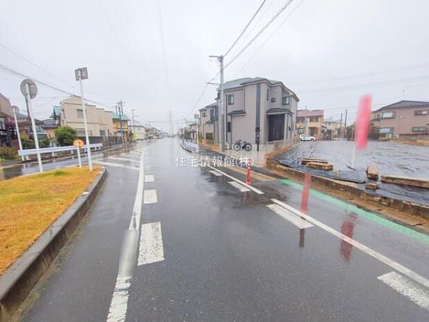 前面道路を含めた現地写真です。