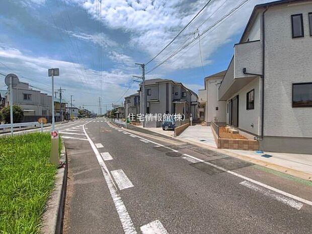 前面道路を含めた現地写真です。