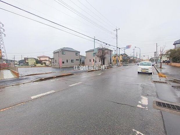 前面道路を含めた現地写真です。