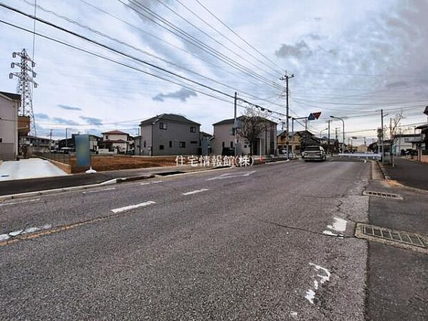 前面道路を含めた現地写真です。