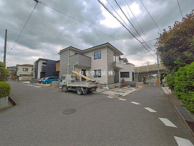 前面道路を含めた現地写真です。